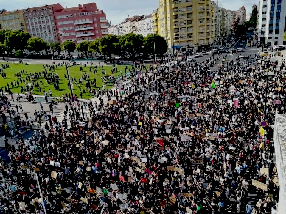 Um país, dois sistemas imunitários.
Manifestação contra o racismo esta tarde na Alameda em Lisboa. https://t.co/sqO8G3lkLs