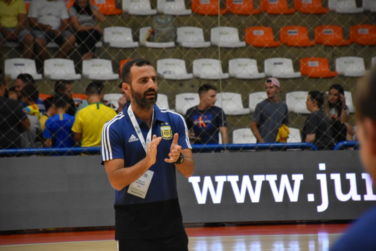 El día de ayer todos los entrenadores de futsal de #Newells mantuvieron una charla de capacitación con Esteban Pizzi, preparador físico de Selecciones Nacionales de Futsal de AFA, Jefe de Deportes Amateurs de Boca y profesor en la Universidad Nacional de La Matanza.