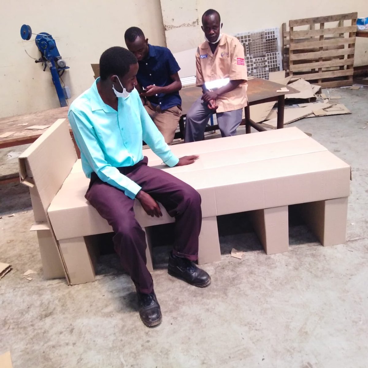 RobertAlai's tweet photo. Kisumu based Kibos Sugar has made carton beds which they will be donating to hospitals in the region soon. 

I suggest that they give the first donation to Siaya County as CSR. 

These beds are very good for hospitals and are really cost effective https://t.co/MbviGV6Gsr