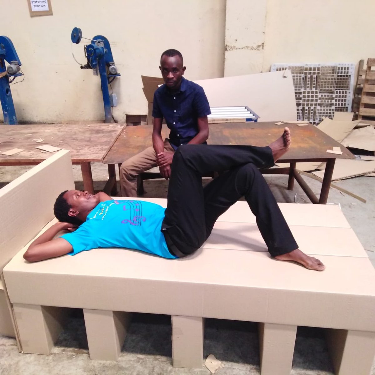 RobertAlai's tweet photo. Kisumu based Kibos Sugar has made carton beds which they will be donating to hospitals in the region soon. 

I suggest that they give the first donation to Siaya County as CSR. 

These beds are very good for hospitals and are really cost effective https://t.co/MbviGV6Gsr
