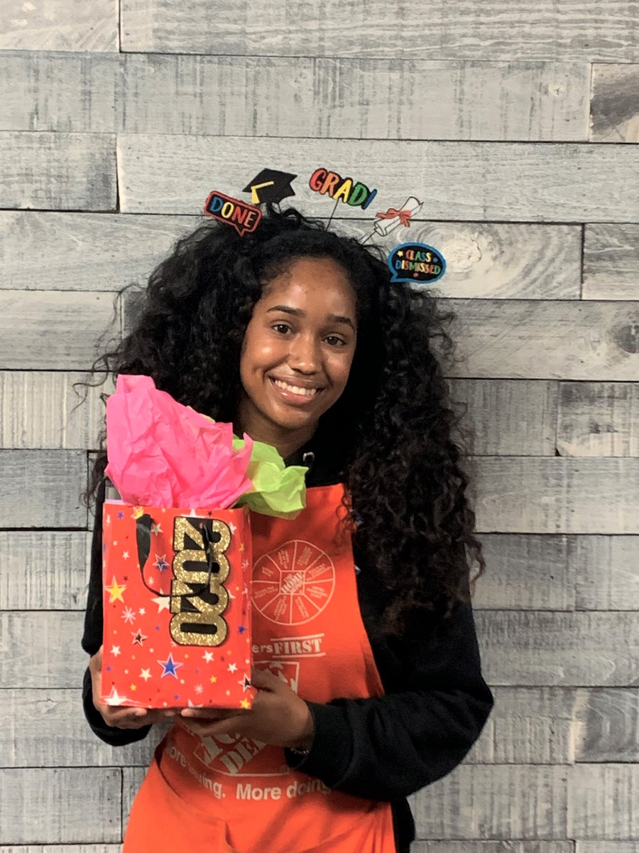jensherluvsgod's tweet photo. Congratulations Mikayla R! Great Job getting to the ๐โโ๏ธFinish Line! #ClassOf2020 #Store243 #๐ @Allison_HD @marlaina_smith @sgaskinshd https://t.co/IyHQ5bR0Mj