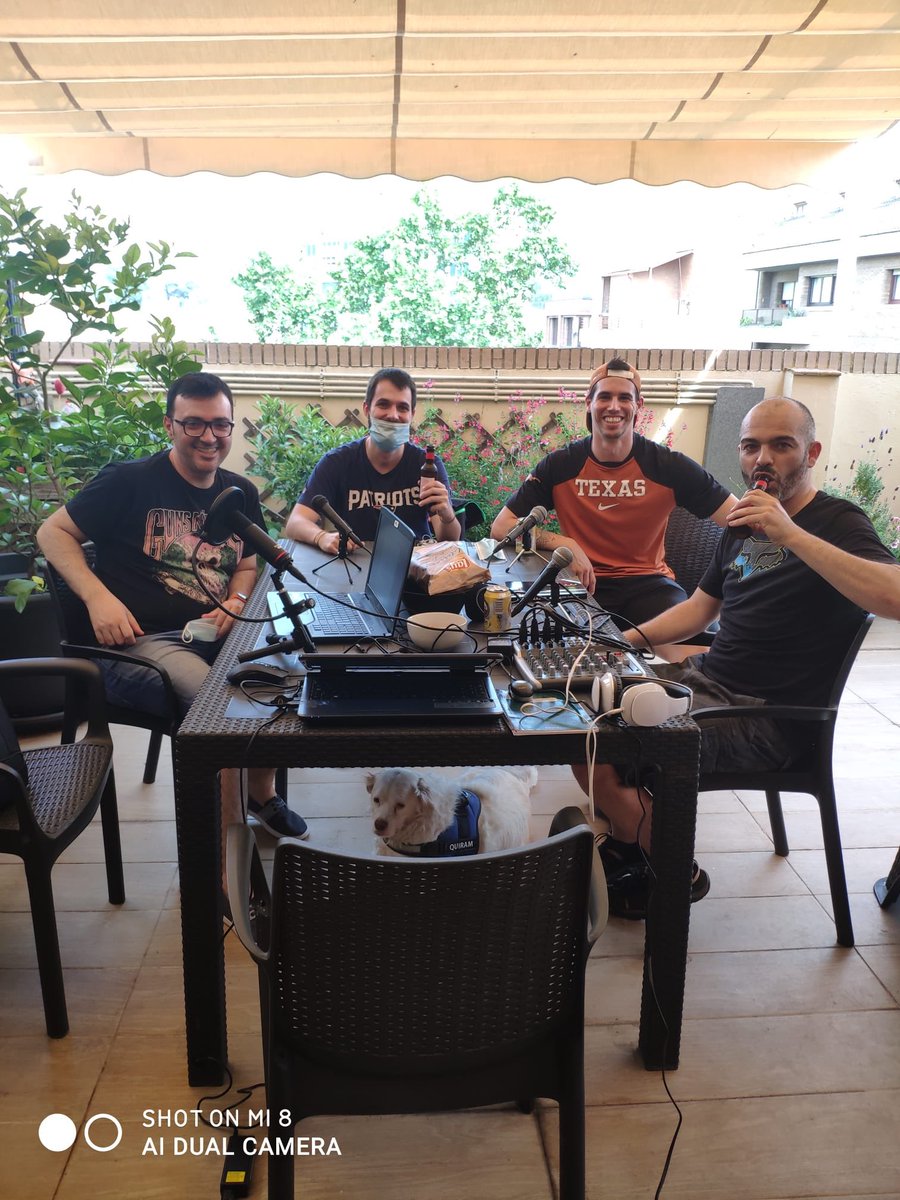 NFLaSack's tweet image. Aquí abans i després de que ens pillés la pluja a la terrassa 😂 #CanBonet