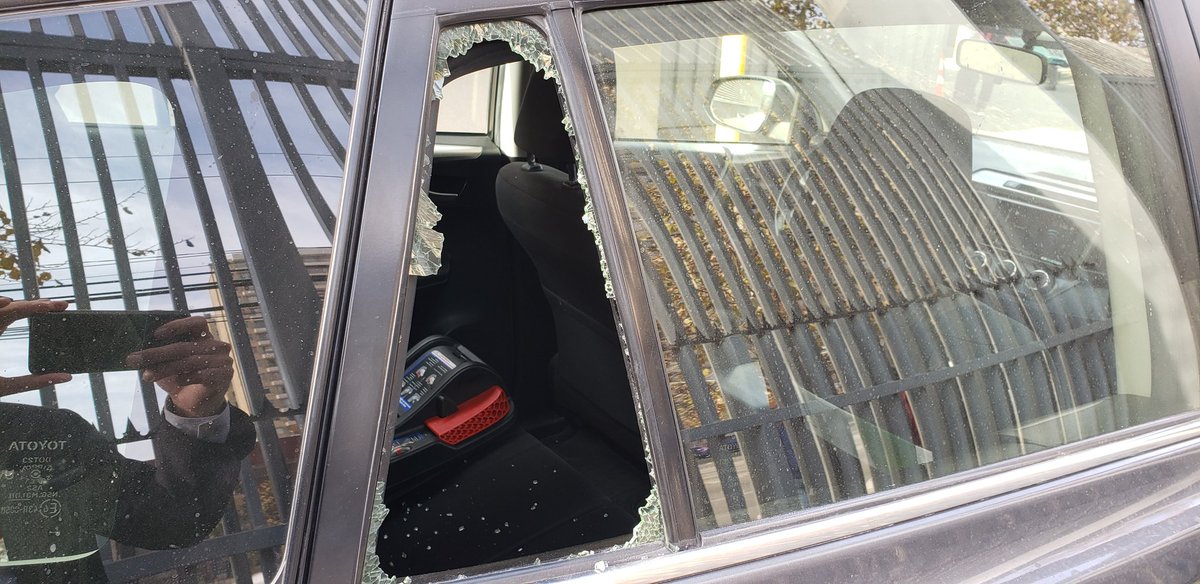 Yo que uds, NO VENGOA al <a href="/homecenter_cl/">Sodimac Homecenter</a> de Ñuble. Compré porque necesito urgentemente reparar una grifería del baño. El retiro en tienda era para ayer, pero todavía no está disponible. Hice fila de una hora y, al irme, me encontré con el vidrio de mi auto roto. Pésima experiencia