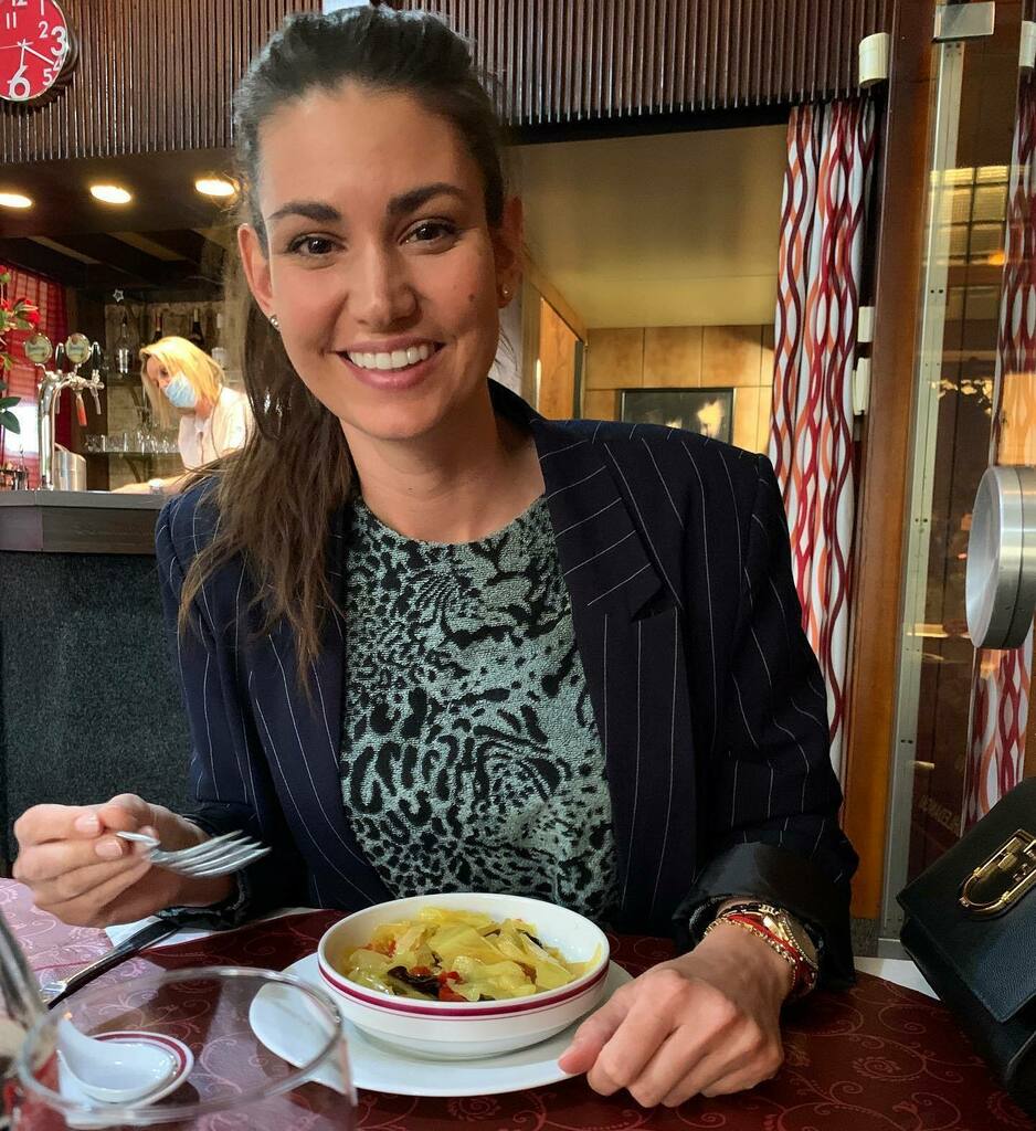 LucieSmatanova's tweet photo. Tak v této restauraci jsem byla s našima naposledy když mi byly čtyři roky 🤭 a pořád mají ten můj oblíbený zelný salát 🥳😅
#AboutThursdayNight #FirstDinnerOutTak v této restauraci jsem byla s našima naposledy když mi byly čtyři roky 🤭 a pořád mají ten můj oblíbený zelný… https://t.co/3q8ha1obns