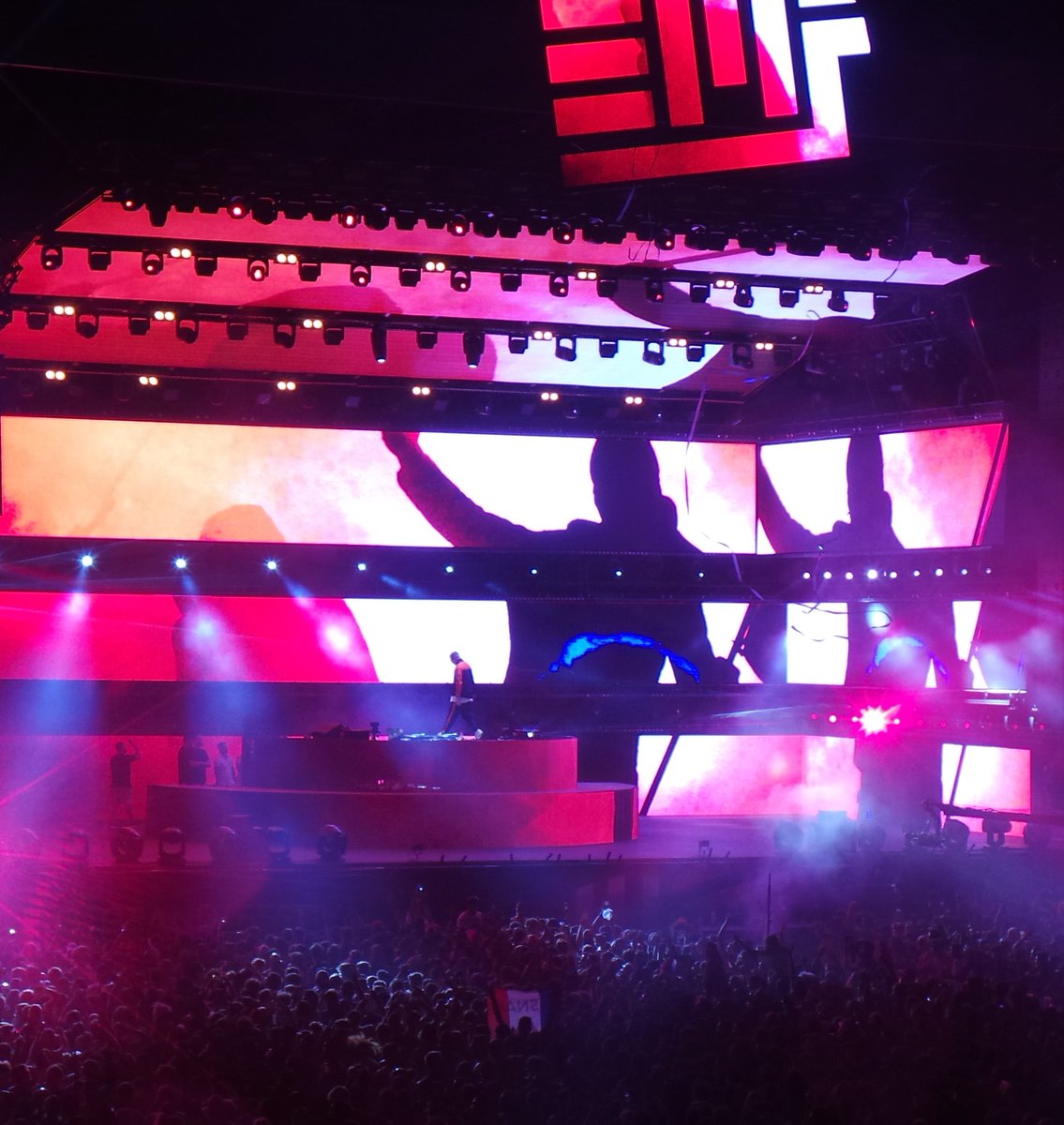 DJ_jeremyLB's tweet image. Souvenirs de @djsnake à l' @electrobeach Festival en 2017 😍 #djsnake #electrobeachfestival #emf2017 #electrobeach #emf #summer #festival #dj #mix #music #pardonmyfrench #france #portbarcares