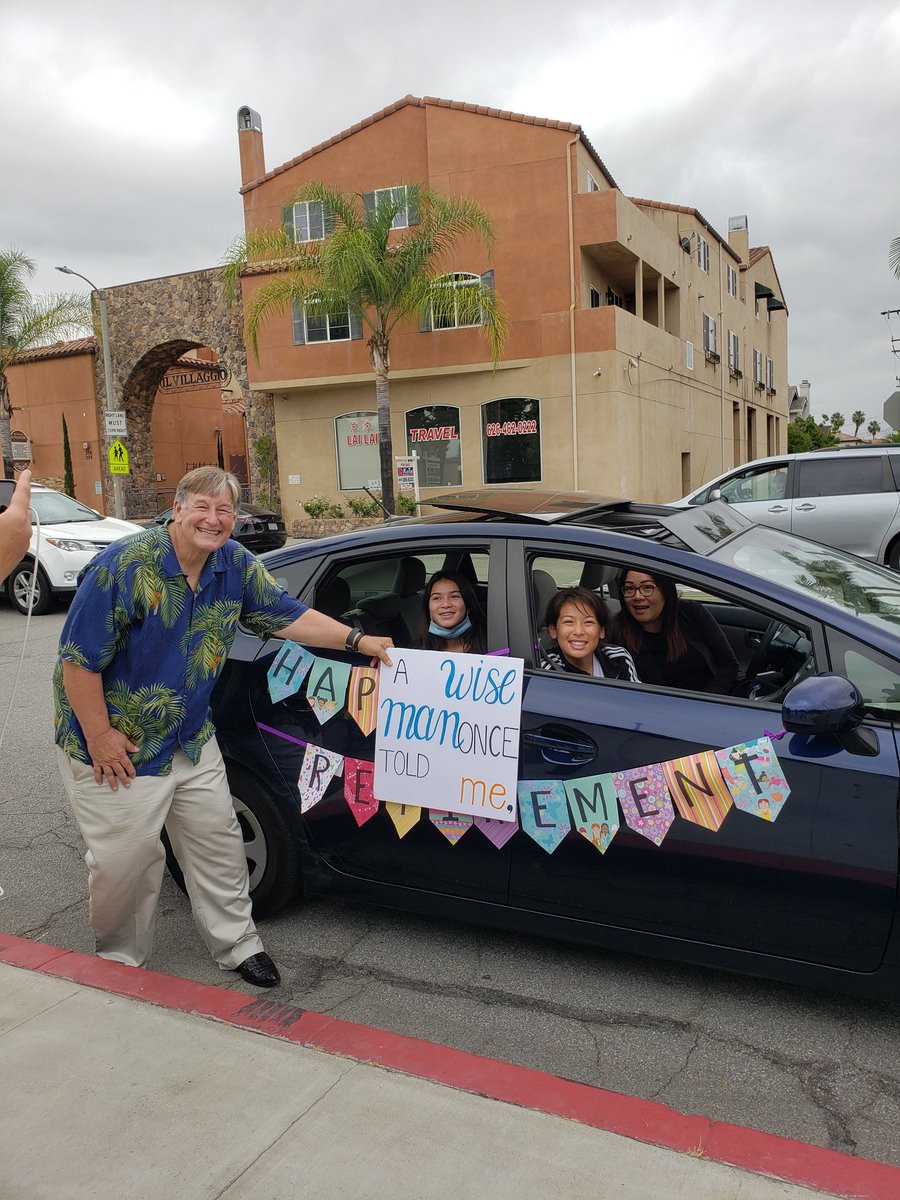 MsMimura's tweet photo. #HappyRetirement to the ONE and ONLY Mr. Danielson our incredible 🎵🎸🎻🥁🎺🎷🎹🎧🎺🎼
Music Director @FirstAveMS
Cars were wrapped around the school and down  Santa Anita to honor our amazing friend and #teacheroftheyear  @FirstAvePTSA @ArcadiaUnified https://t.co/mcPhjqM0r6