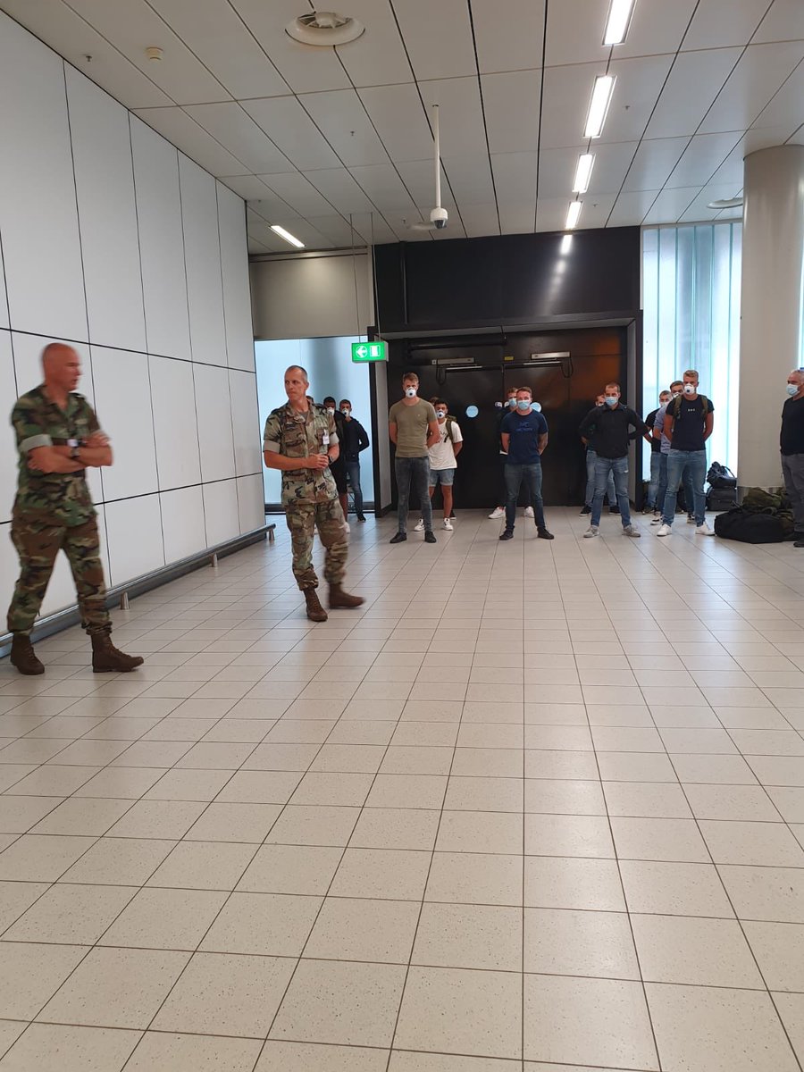 NederlandQPO's tweet photo. Vandaag onze mensen die terug kwamen van Corona ondersteuning op de Bovenwindse Eilanden, op Schiphol ‘welkom thuis’ geheten met een kleine delegatie. QPO Trots #1MCG, #commandant_OEM https://t.co/MqRUGJ2y0h