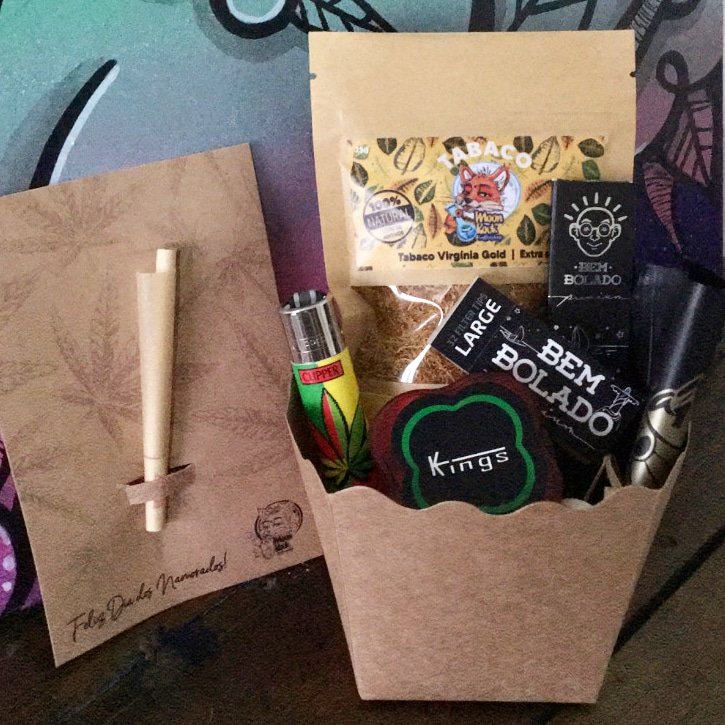 MoonRockcoffesh's tweet photo. Kit Dia dxs Namoradxs 🍁♥️
-
🔥Kit 9⤵️
- Tabaco Moonrock
- Isqueiro Clipper Importado
- Dichavador @kingsco_oficial
- Piteira Bem Bolado Premium
- Ziplok @pufflifebr
- 1 Cartão Personalizado com cone Raw
.
😉 Manda pro Mozão! Apenas R$55 https://t.co/2guEGQl2h9