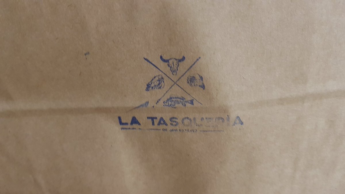 jota_ele_ene's tweet photo. Pues acabo de darme un homenaje de sábado con #BocatasQueMolan gracias a los vecinos de @JohnBarrita by @LaTasqueria. Las cachorras han flipado con el hot-dog de chorizo criollo y a mi me saltaban las lágrimas con la croqueta de ropa vieja. https://t.co/qxqCSdjNEn