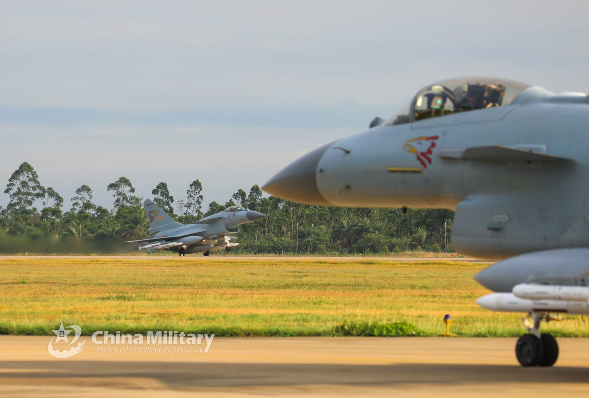 TheDeadDistrict's tweet photo. A J-10 jets attached to an aviation brigade of the air force under the PLA Southern Theater Command takes off from the runway for a flight training task on May 20, 2020.
P.S. Note the ECM / Electronic warfare pod on the J-10 (1st pic.)
#PLA #China #DDPLA https://t.co/RnfscwmtRy