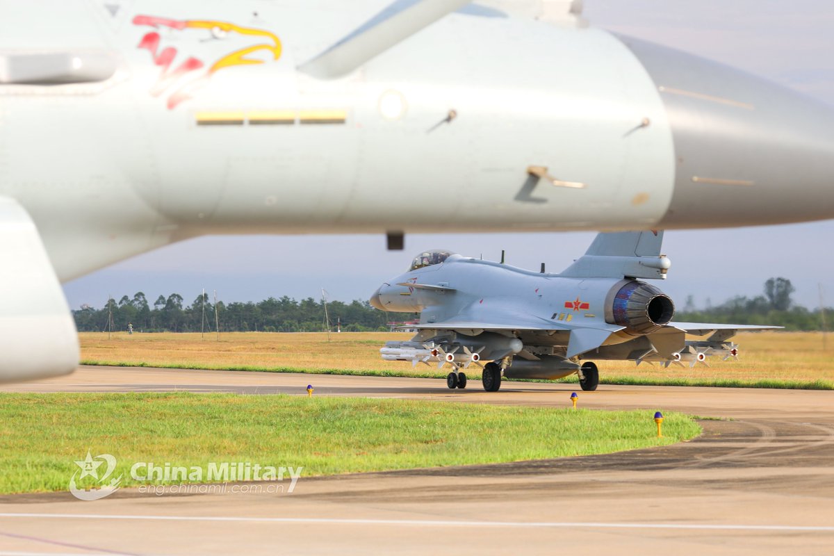 TheDeadDistrict's tweet photo. A J-10 jets attached to an aviation brigade of the air force under the PLA Southern Theater Command takes off from the runway for a flight training task on May 20, 2020.
P.S. Note the ECM / Electronic warfare pod on the J-10 (1st pic.)
#PLA #China #DDPLA https://t.co/RnfscwmtRy
