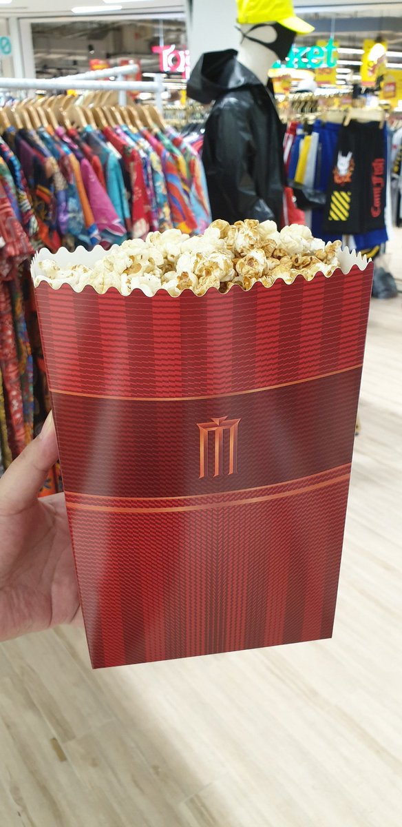 Eaaaw's tweet photo. @tnwso คิดถึงเนาะ 🍿 วันนี้ไปโรงหนังเพื่อซื้อแค่นี้เลย 150฿ แล้วก็กลับบ้านโดยที่ไม่ได้ดูหนังด้วย! 😅ตอนนี้กำลังกินไปพร้อมกับดูเรื่อง #WinADateWithTadHamilton ทาง #Netflix https://t.co/FdBw5uBOBN