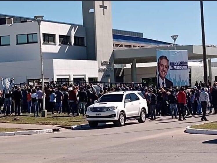 mavica7's tweet photo. #Infectadura Esta prohibido salir salvo que vayas a aplaudir al presidente. Ahí no hay riesgo de contagio, ni distanciamiento social y el se saca fotos feliz ✌️ https://t.co/LEtz5MEHm6