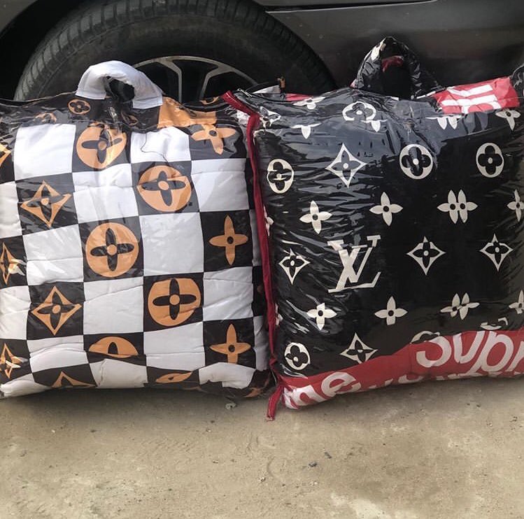 Cindy_Diamonds's tweet photo. I sell quality and affordable bedsheets, duvets, laundry bags and towels. Please help retweet my customers might be on your TL 🙏🏻

#June6th #hustle #MercyEkesBrandsDay #UnionRiseChallenge #MaguEFCC Sharon Amaka 30k Naira The Johnsons  Hustle Flatmates Piggy Libya https://t.co/YcWCH4gtOe