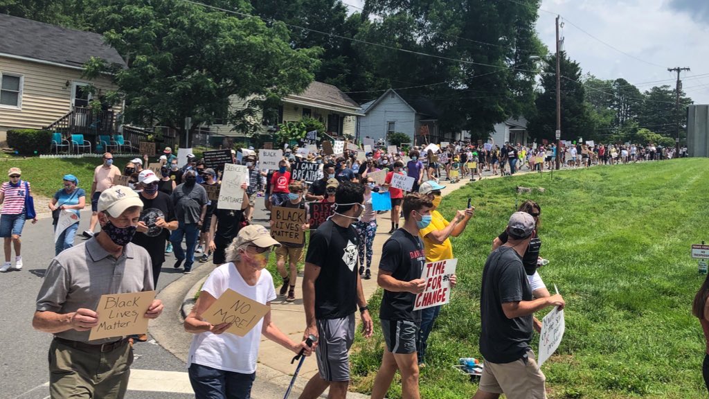 DavidsonFB's tweet image. Great turn out by the Davidson community today as #WE marched through town❗️Be a part of the solution❗️

Black Lives Matter❗️#BLM