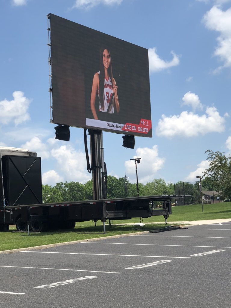 Doc_Kristine's tweet photo. Congratulations Saucon Valley Class of 2020! 🎓 Go do great things!! https://t.co/VtqOs2x5z2