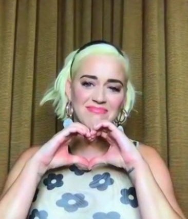 Gerasoundz's tweet photo. Katy Perry fala sobre o seu próximo disco que será lançado em agosto: "Decidi não adiar meu novo álbum. Eu decidi que (em tempos sombrios) era importante a música continuar tocando." #KatyNoCaldeirao https://t.co/uO9TFAuuaK