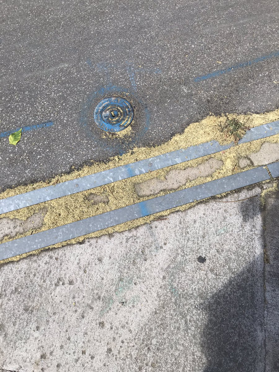 mary_line44's tweet photo. combo rail alu sur piste cyclable pluie et feuilles aura eu raison de moi résultat 3jours d’itt après 1 chute à pte vitesse sur une piste de la ville de  @nantesfr @NantesMetropole  @PAVelo_Nantes l’alu qd c’est mouillé ça glisse c’est absurde de mettre ça sur une piste cyclable! https://t.co/JTwbbmPtok