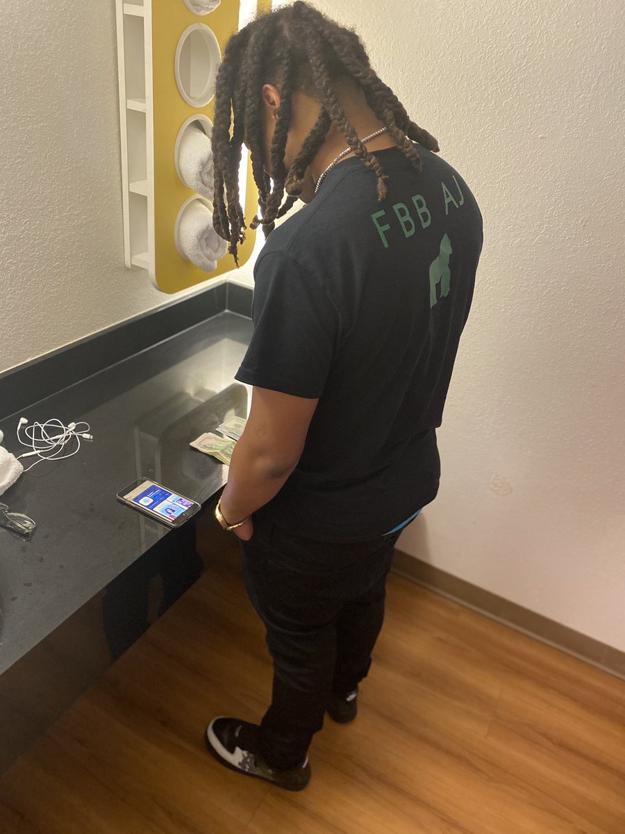 FBB_AJ's tweet photo. Poppin out soon as dark, I been trapping all through the day 🦍💯 #FBB 🖤 https://t.co/mak9dubOS5
