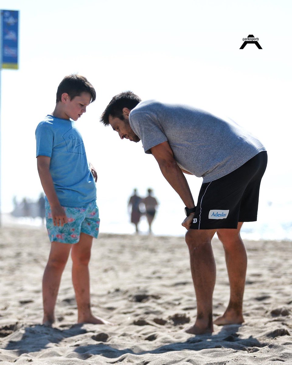 Que linda sensación la de poder entrenar un día con tu hijo...y que vaya viendo que el esfuerzo diario y trabajo siempre será lo más importante! 
Semana 2 terminada con físico en la playa! 
#enjoy #sportfamily 
#GraciasCorcuera 😜😜
<a href="/arkosports/">ARKOSPORTS</a> 👍