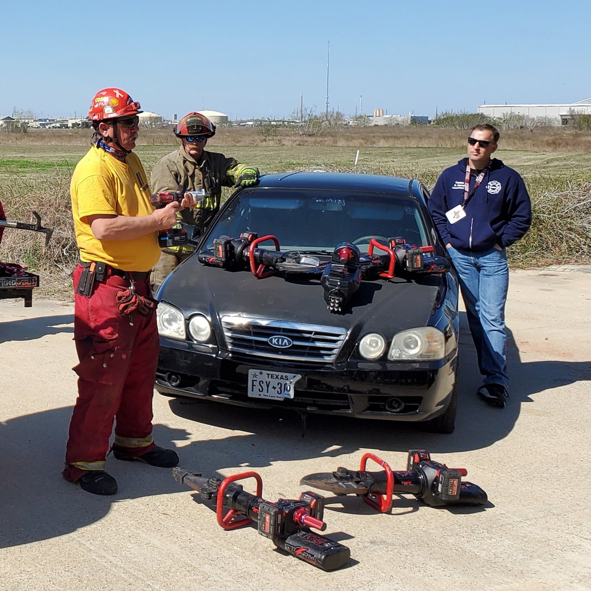 Bryan Williams and his crew from Advanced Rescue Systems have been long time supporters of TAFE. During our 2020 Vendor Bonanza in February the TNT Rescue Systems rep showed some of their rescue equipment to the TAFE attendees. @tntrescuesystems arstexasrescue.com