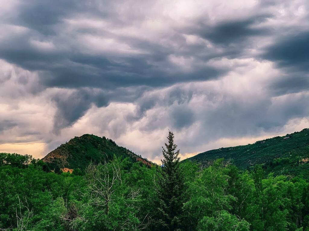 IamMBB's tweet photo. Last night’s sunset sky wasn’t colorful but it was dramatic ...
•
•
•
#aspen #aspencolorado #coloradoskies #stormclouds #sunset #viewfromthedeck #mountaintownlife #skitownlife #coloradophotography #viewcolorado #dinneronthedeck via Instagram https://t.co/NiyfLUVrEC https://t.co/X7kAoECHVU
