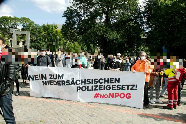 NoPolGNDS's tweet photo. Heute haben wir uns dem Protest von @BLMHannover angeschlossen und gemeinsam gegen Rassismus, Antisemitismus, Sexismus und Polizeigewalt protestiert. #nojusticenopeace✊🏾 #blacklivesmatter #blmprotest #h0606 #noNPOG https://t.co/FatSpjW5sF