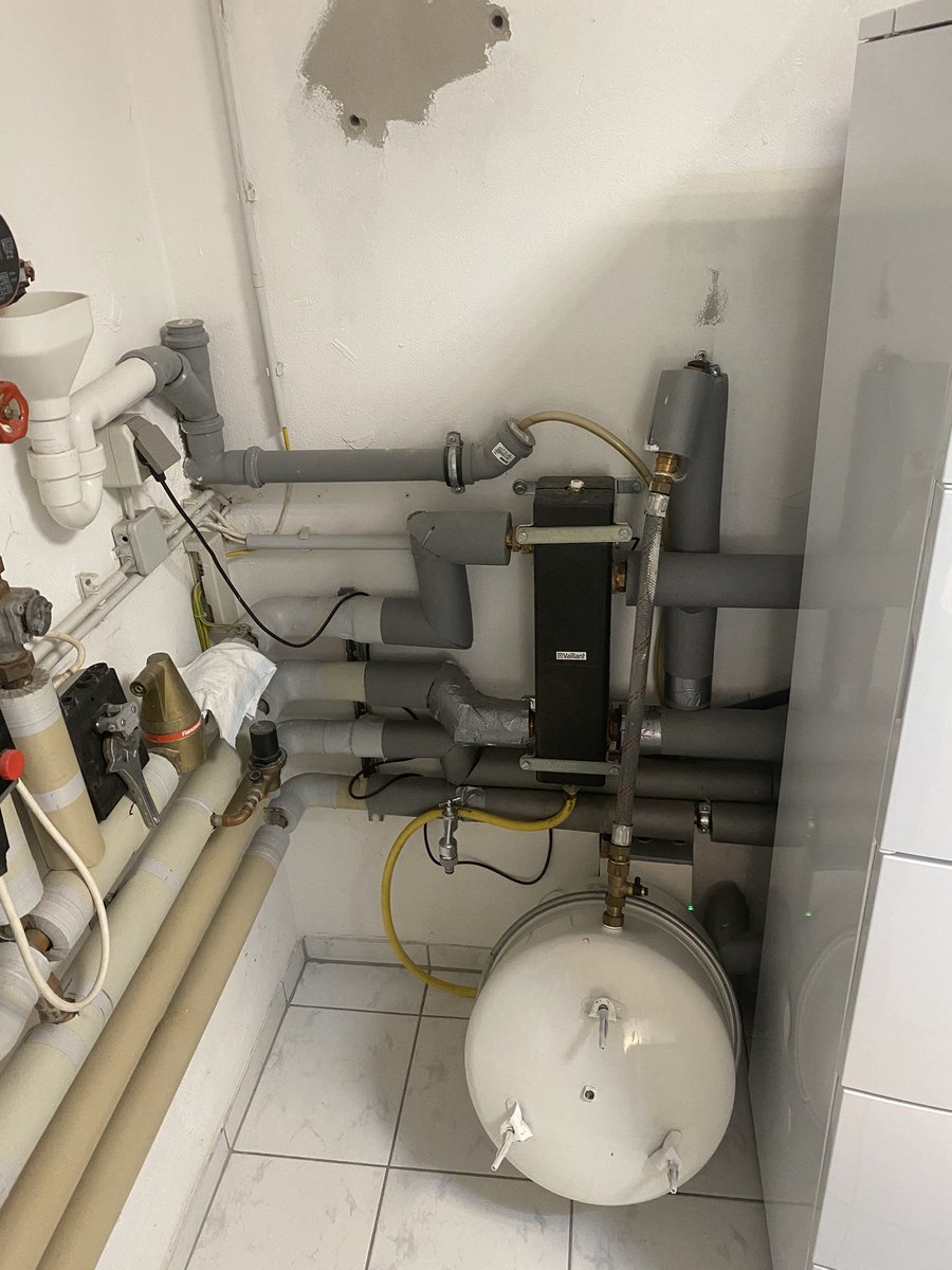 Keine Rockshow heute. Bin zu fertig von gestern 😔

Außerdem war das rummsen gestern am Ende der Show keine Einbildung. Hab wohl zu hart gerockt.
Siehe Bild und das is echt kein Scherz 😱