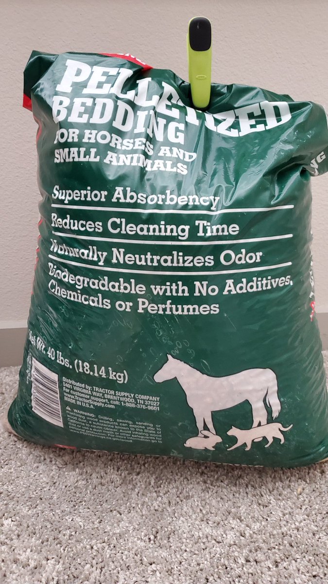 For those cat owners of you who prefer all-natural, non-clumping litter – perfect for baby kittens like Macchiato who's tried to eat it – let me let you in on a secret.40 pounds of this stuff is $6 at  @TractorSupply. The same stuff, but name brand, is $12 for 20 pounds at Petco