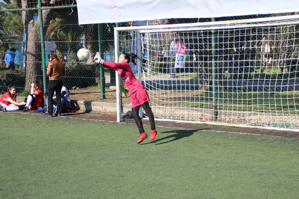 Kadının yeri: üç direğin arası 🙌🏻 Erkek kalecilerin de bu alanda sayısının artmasını dileriz ⚽️#erkekyerinibilsin <a href="/CemreKurtull/">Cemre Kurtul</a>