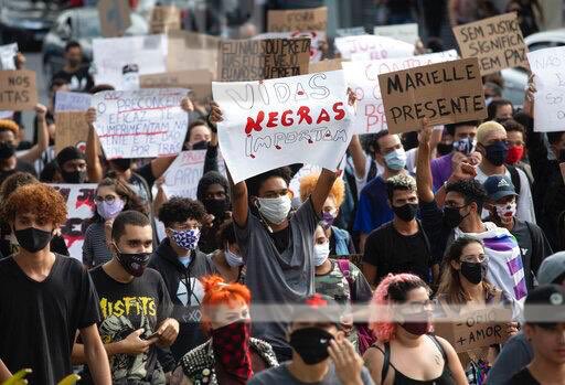uges_dos's tweet photo. Ontem os estudantes negros lotaram as ruas para pedir BASTA DE OPERAÇÃO DENTRO DAS FAVELAS que tem tirado vida de varios jovens negros por essa polícia racista e genocida comandada pelo estado #VidasNegrasImportam #racismonainfancia https://t.co/OPSgkjrX42