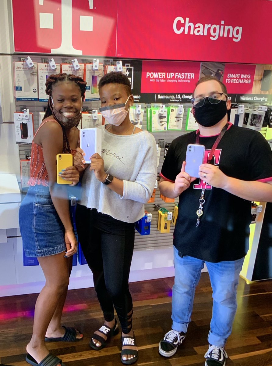 ⁦<a href="/MagentaMonty/">Jose Montosa</a>⁩ ..Giving Awesome Magenta Glove Service to his Customers #TheLand #NorthFLRiseTogether #WeWontStop <a href="/PedroCascina/">Pedro Cascina</a> <a href="/StephenJamesA/">Stephen Armstrong</a> <a href="/ARod_013/">Andrés R.</a>
