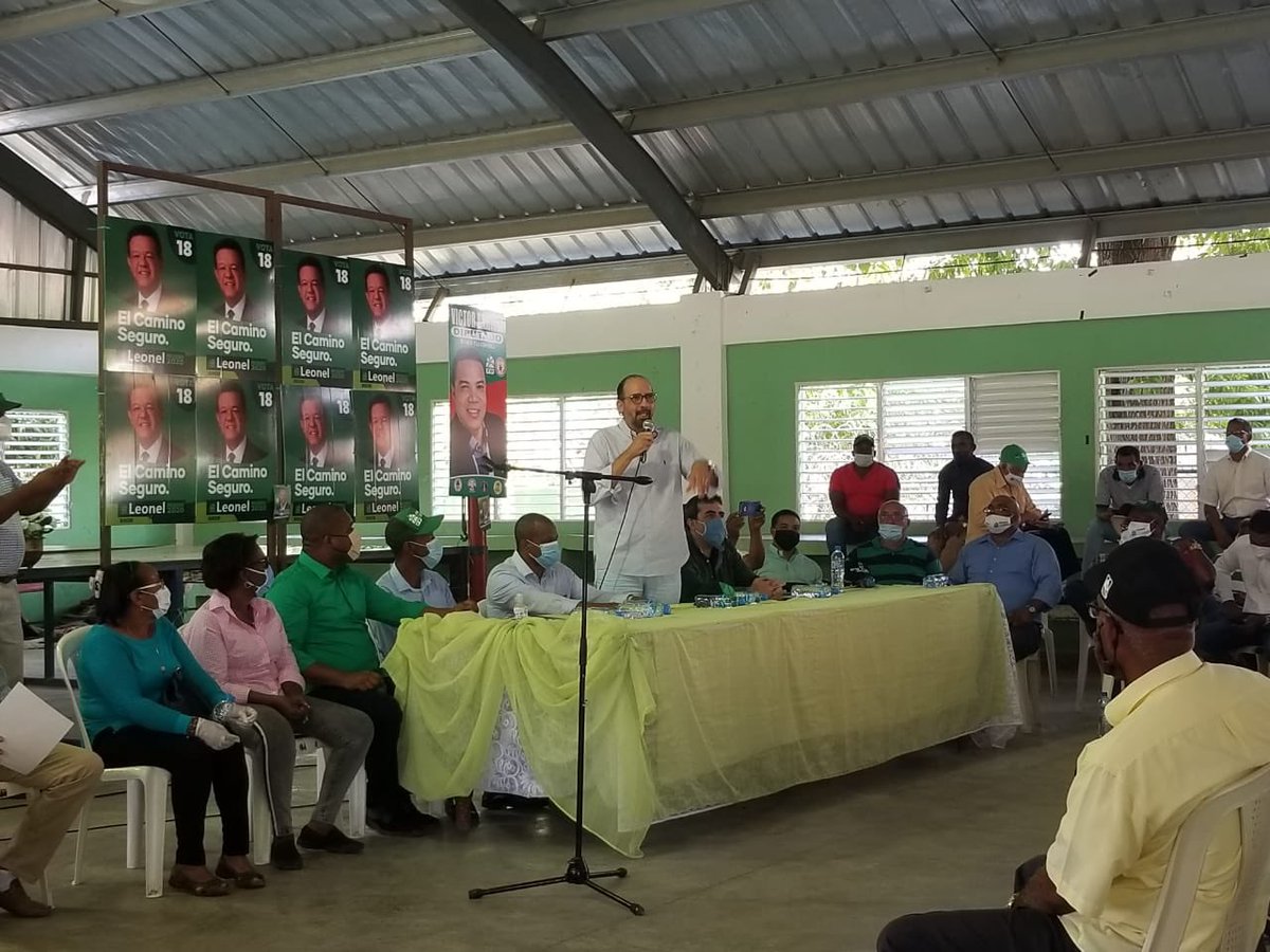 henry_meran's tweet photo. Hoy en Elías Piña, al igual que ayer en Azua y mañana en San Juan, juramentamos cientos de dirigentes y miembros del viejo Partido que ingresan a su nueva casa de la @FPcomunica en apoyo a su Líder y Presidente de siempre @LeonelFernandez para transitar por el #CaminoSeguro..!! https://t.co/3TFOkoIM6c