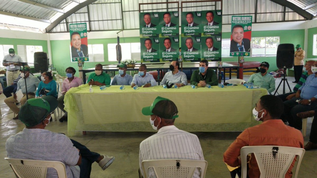 henry_meran's tweet photo. Hoy en Elías Piña, al igual que ayer en Azua y mañana en San Juan, juramentamos cientos de dirigentes y miembros del viejo Partido que ingresan a su nueva casa de la @FPcomunica en apoyo a su Líder y Presidente de siempre @LeonelFernandez para transitar por el #CaminoSeguro..!! https://t.co/3TFOkoIM6c