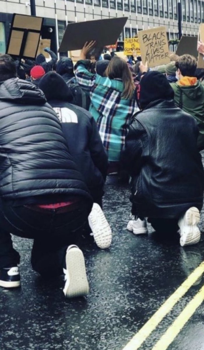 louistomitalia's tweet photo. 📸 ~ Louis oggi a Londra alla marcia di protesta per il #BlackLivesMatter https://t.co/GjRegp2VA4