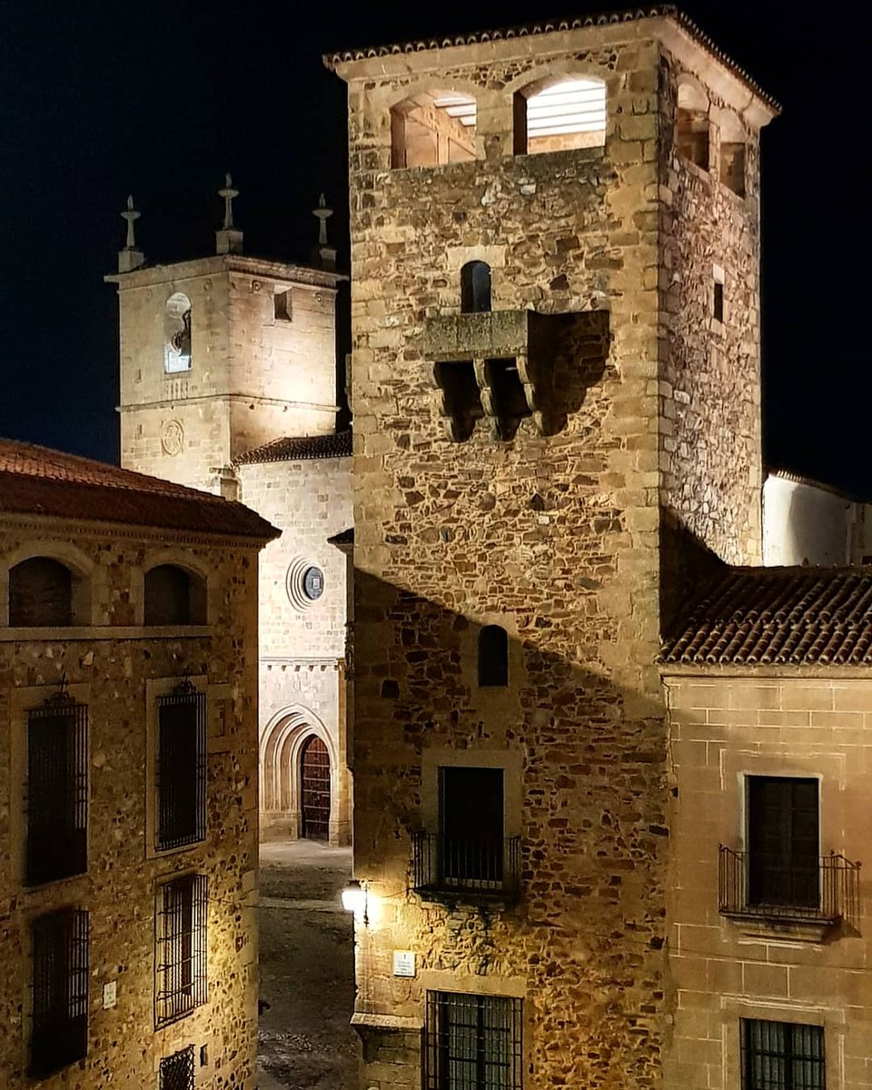 jrramirezgomez's tweet photo. Cáceres, Patrimonio de la Humanidad.

Si no conoces Cáceres, te esperamos con los brazos abiertos: su arquitectura, palacios, recinto amurallado, iglesias, museos, gastronomía, y su entorno natural hacen de Cáceres un lugar único. Querrás volver.

Foto: Palacio de los Golfines https://t.co/Omzvojn2kS