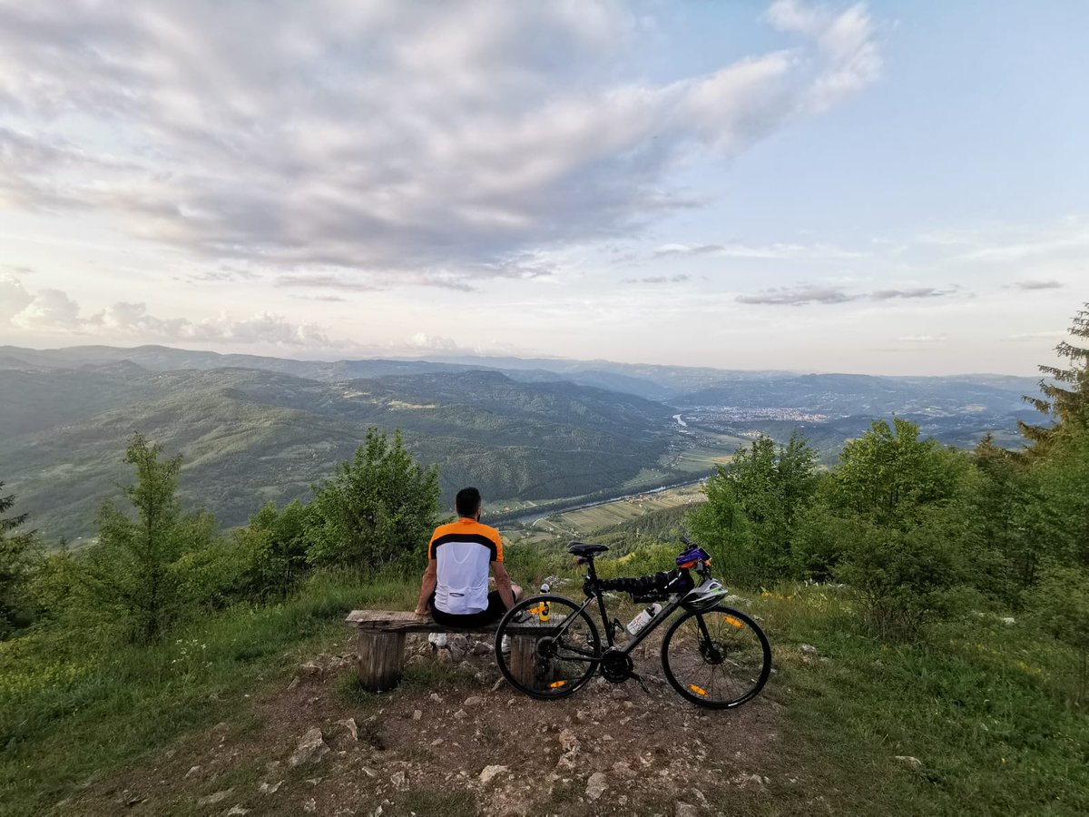 cedomirovic's tweet photo. Sledi thread zašto vozimo preko 600km po najlepšim predelima Srbije. 
U nastavku su i prelepe fotke. 

Pre izvesnog vremena, rodila se ideja da vozimo po Srbiji, i pritom snimimo kvalitetan dokumentarac, koji će pokazati našu zemlju u inostranstvu na mnogo lepši način... https://t.co/3FCKQGbUen