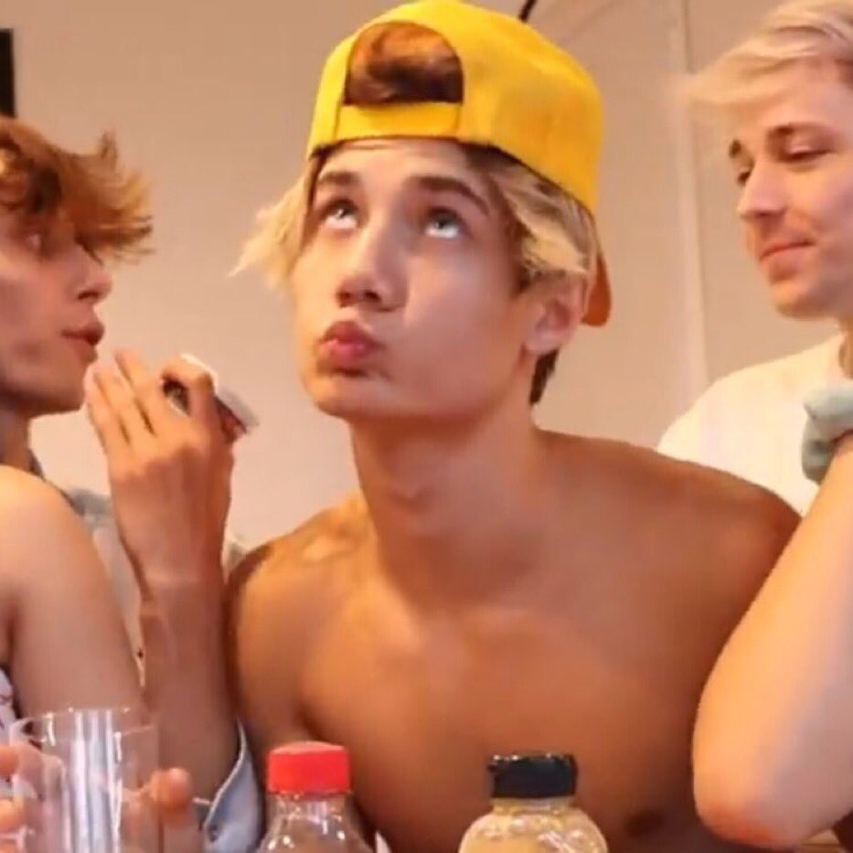 roxstarjxdn's tweet image. I love the knife jaden😂 , that face tho🥺 @jadenhossler @AmyDenaeHossler