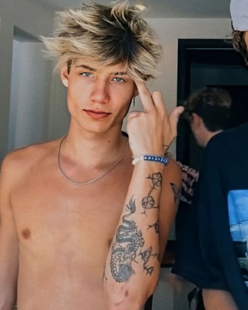 roxstarjxdn's tweet image. I love the knife jaden😂 , that face tho🥺 @jadenhossler @AmyDenaeHossler