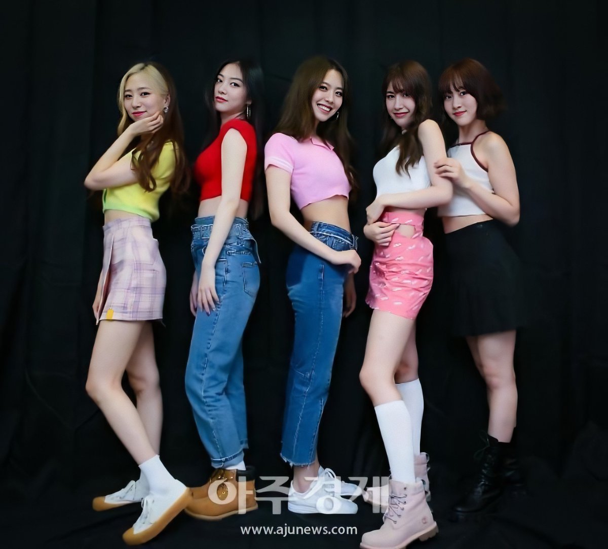 IRRISBR's tweet image. Em entrevista para a 'ajunews', o Red Square contou que planejavam entrar para o mercado americano após o debut e as atividades domésticas. Mas que foram impedidas devido ao Corona vírus, o que às impediram de viajar.

(+)
#REDSQUARE