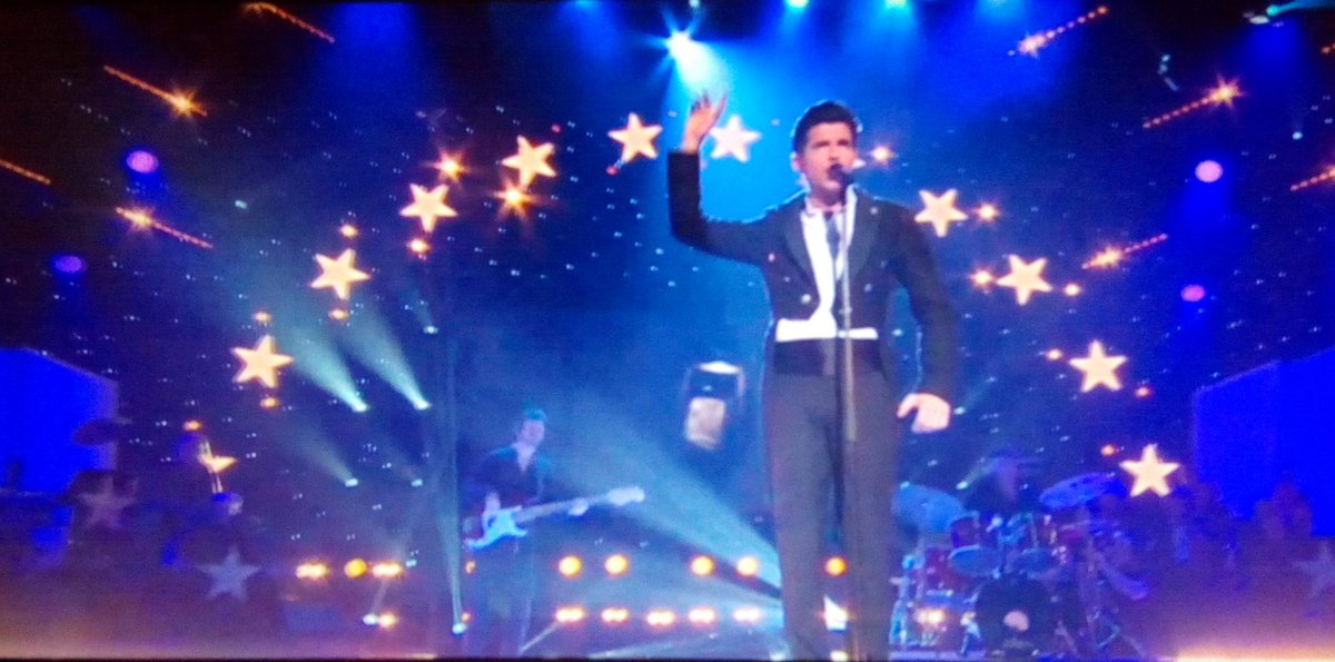 MCKikiV's tweet photo. C'était #SuperSympa de revoir @vincentniclo interpréter son titre fétiche #Ameno pour cette nouvelle émission de #AlainMorisot sur @lemanbleutv ❤️ https://t.co/KWaBD4BwwK