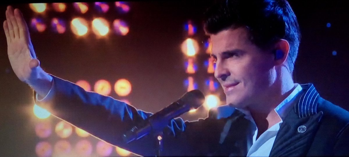 MCKikiV's tweet photo. C'était #SuperSympa de revoir @vincentniclo interpréter son titre fétiche #Ameno pour cette nouvelle émission de #AlainMorisot sur @lemanbleutv ❤️ https://t.co/KWaBD4BwwK