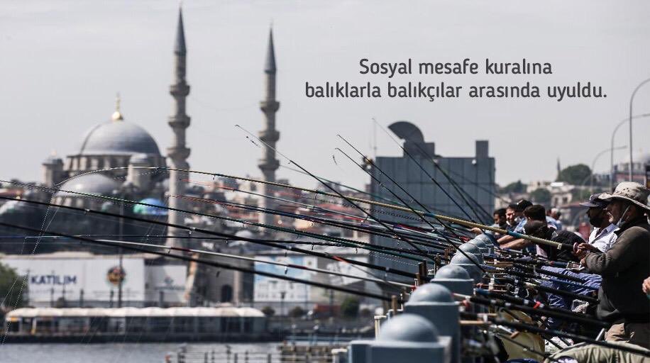 GALATA KÖPRÜSÜNDE bugün çekilen fotoğraftan anladığımıza göre, balıkçılar arasında 1,5 m mesafe kuralına uyulmamış. Kovalar dolmuş mu bilmiyoruz ama virüs köprüye uğramışsa eli boş dönmemiştir. Özellikle kronik hastalığı olanlar MASKESİZ, MESAFESİZ risk altındadır. RAST GELMESİN!