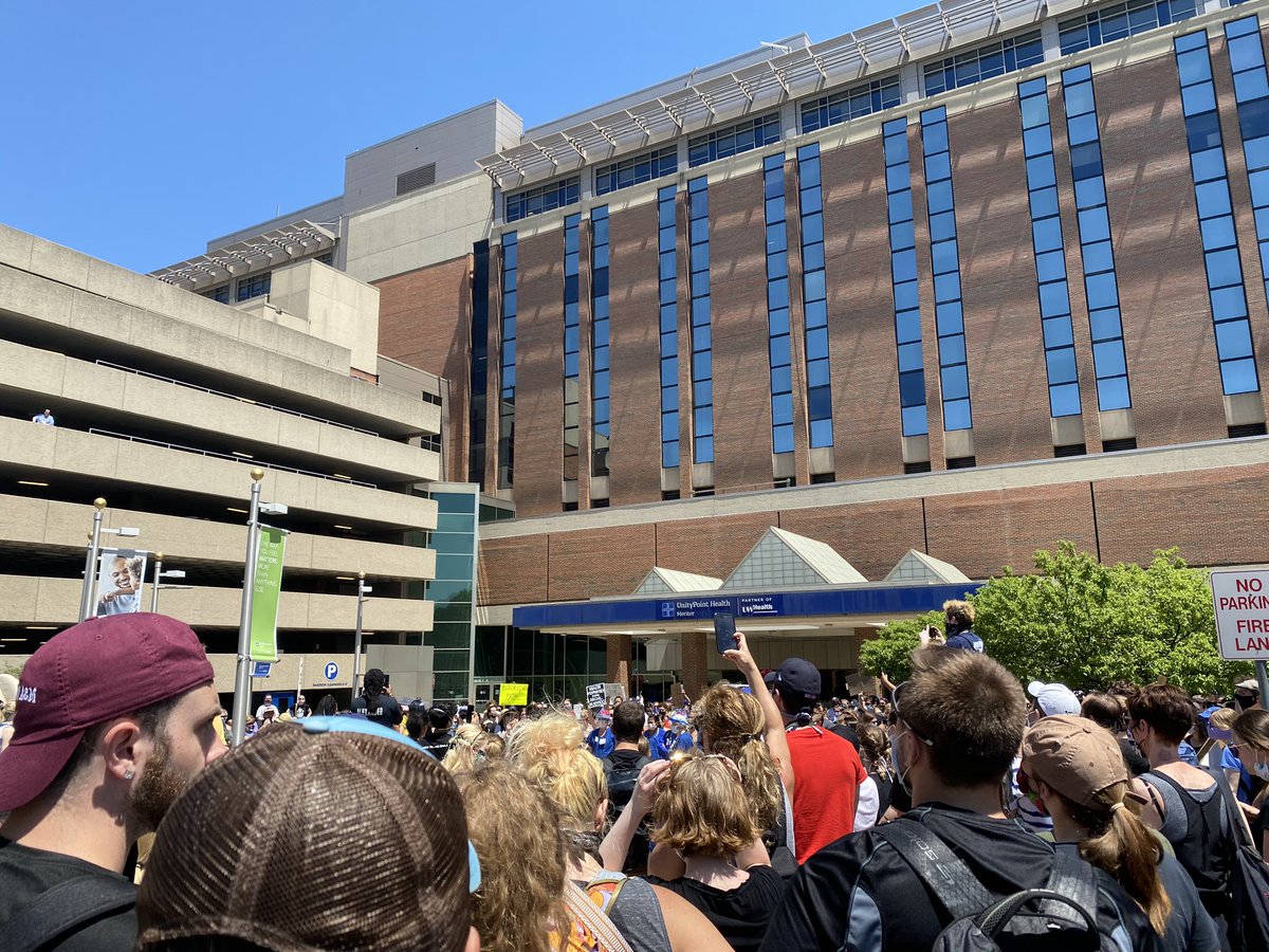 Marching today to Madison (WI) hospitals. Lead by instagram.com/harambeevillag…
#BlackLivesMatter #blackmomsmatter #blackbabbiesmatter #BlackWomenMatter