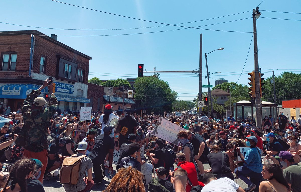 StreamNOVO's tweet photo. Thousands took a knee at Oakland &amp; Locust before heading north on Oakland. Going into suburbs.

#MilwaukeeProtest https://t.co/IvxjqW8hd2