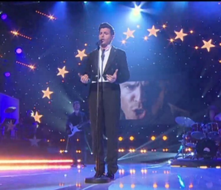 Brigitte_K53's tweet photo. Émission #SuperSympa @ALAINMORISOD @lemanbleutv L’incontournable AMENO votre chanson fétiche @vincentniclo votre merveilleuse voix et votre légendaire élégance😍un moment parfait dans un monde imparfait🙏Vincent ❤️🌹Kiss💋🌹 https://t.co/kRw3FlXG5r