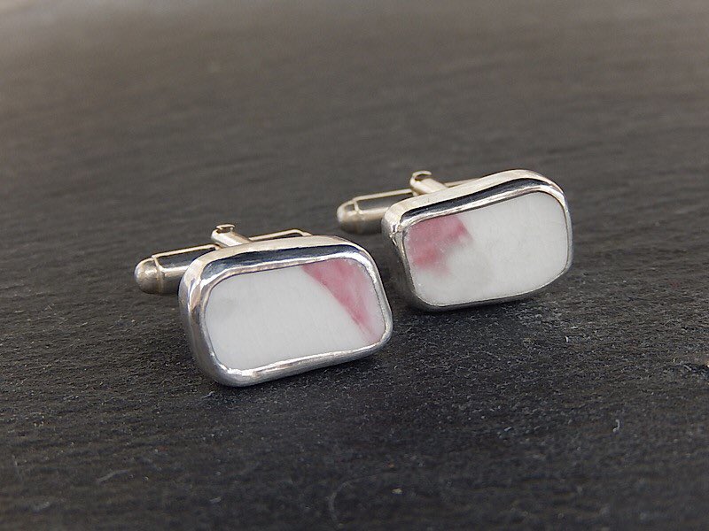 NantgarwCW's tweet photo. Father’s day is fast approaching. 

Why not treat him to a pair of unique Nantgarw shard #cuffinks? A shard of priceless #Nantgarw #porcelain encapsulated in a solid silver mount. Made in Wales https://t.co/NUWGc5tneX #FathersDay https://t.co/iYvyEbcqm1