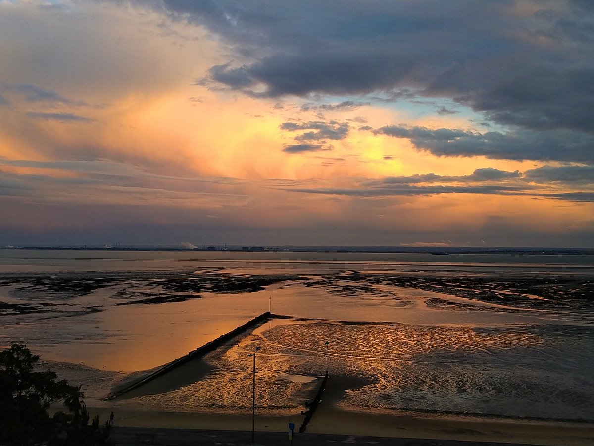 sallyjhl's tweet photo. Whatever sadness is happening in the world, take some comfort in the #beauty we have on our doorstep. @WestcliffonSea #estuary view this evening. https://t.co/YbW2x3uKEv