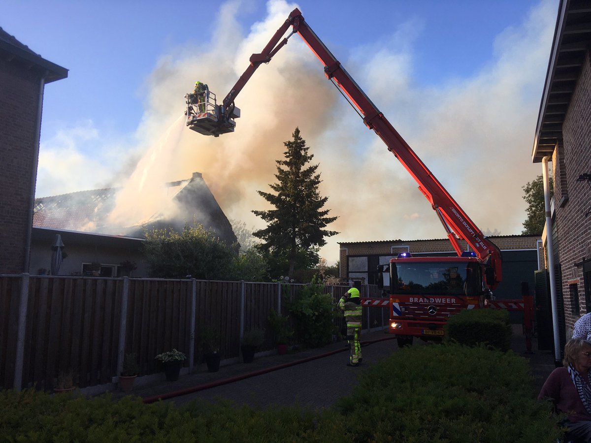 Er was rook en enkele minuten later sloegen de vlammen al uit het dak en stond de brandweer op onze oprit.