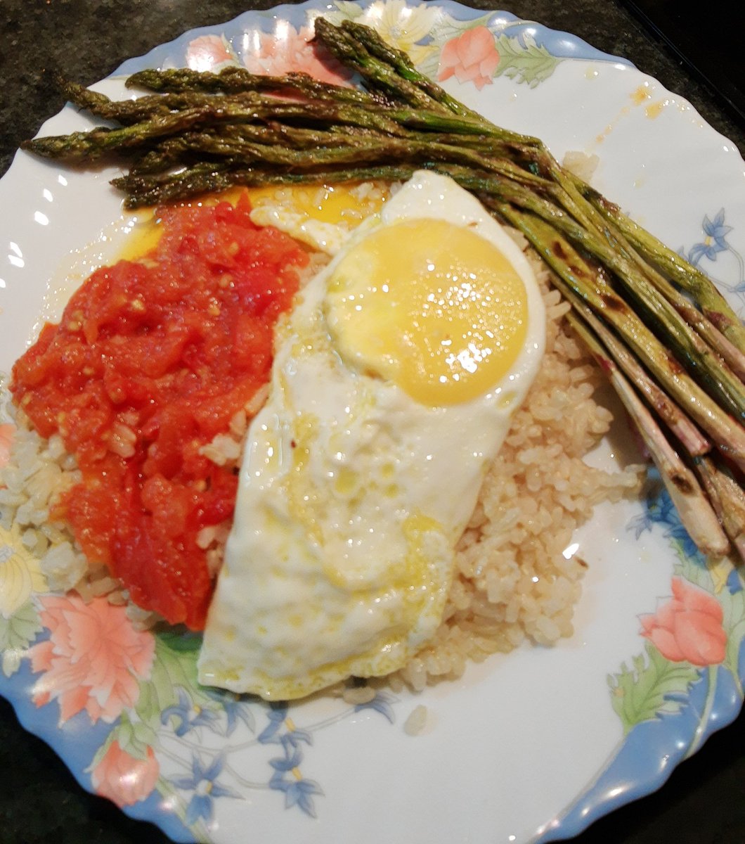 aetherlux's tweet image. Arroz integral, espárragos trigueiros á plancha, un ovo e un tomate frito. Quedou ben. #DrChef